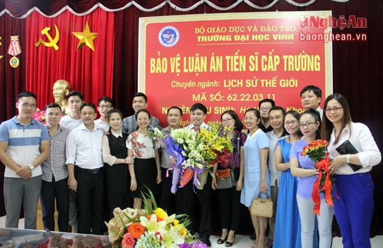 Gia đình, bạn bè, đồng nghiệp... đã đến chúc mừng đồng chí Hà Nguyên Khoa bảo vệ thành công luận án tiến sỹ.