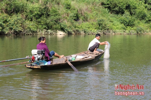 Với nhiều người, nghề chài lưới không biết có từ bao giờ, chỉ biết rằng từ nhỏ họ đã theo cha, mẹ lên thuyền thả lưới, giăng câu để có cái ăn và đổi lấy cái mặc.