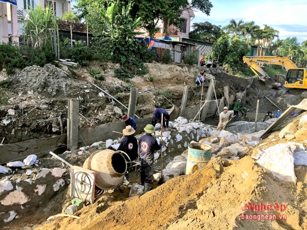 Thi công hào thành cổ Vinh.