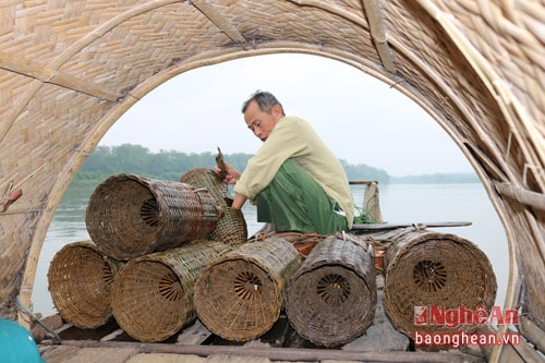 Có hơn 50 năm kinh nghiệm bắt tôm trên sông, ông Nguyễn Văn Đường chia sẻ: Dụng cụ ông dùng để bắt tôm là những chiếc đụt. Mỗi lần thả khoảng 100 cái đụt với độ sâu khoảng 10- 15 mét gần bờ sông. Ngày nào thuận lợi ông có thể thu được tiền triệu còn ít nhất cũng phải được 2 đến 3 trăm nghìn, bởi tôm sông có giá cao từ 200-250 nghìn đồng/kg. Tính ra mỗi tháng từ nghề bắt tôm cũng mang lại cho ông khoản tiền từ 5-6 triệu đồng.