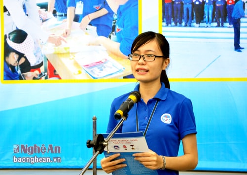 Đại diện sinh viên tham gia tình nguyện phát biểu hưởng ứng phong trào tình nguyện hè 2016.