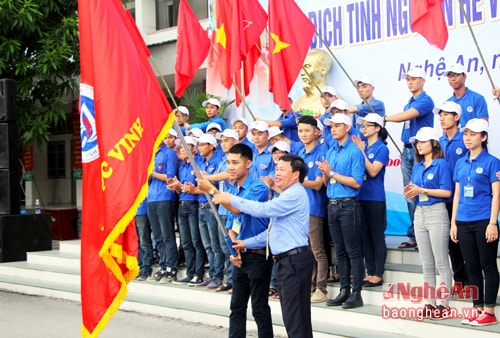 GS.TS Đinh Xuân Khoa- Bí thư Đảng ủy, Hiệu trưởng Trường Đại học Vinh trao cờ cho sinh viên