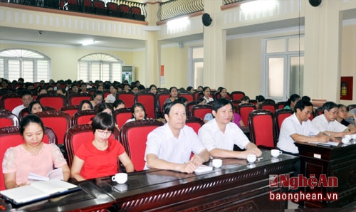 Cán bộ, đảng viên, giảng viên Trường Đại học Y khoa Vinh tiếp thu nội dung Nghị quyết Đại hội Đảng các cấp.