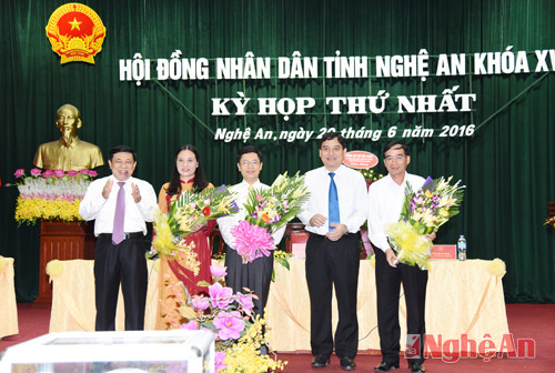 Thường trực HĐND tỉnh nhiệm kỳ 2016-2021 ra mắt nhận nhiệm vụ.