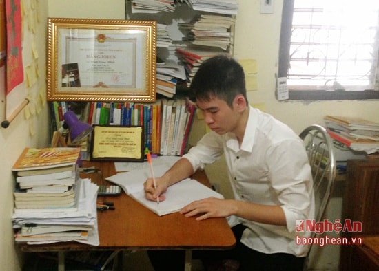 Em Đinh Công Nhật bên góc học tập của mình.