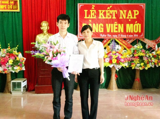 Cô Trần Thị Thanh Hải trao quyết định kết nạp Đảng cho em Đinh Công Nhật