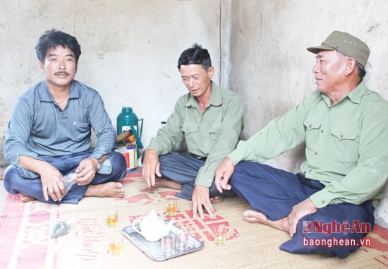 Ông Đậu Ngọc Lờn đến từng nhà vận động hội viên CCB hiến đất xây dựng NTM.