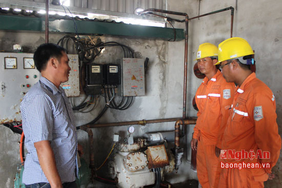 Cán bộ kỹ thuật ngành điện kiểm tra hệ thống điện tại các cơ sở sản xuất, đảm bảo an toàn.