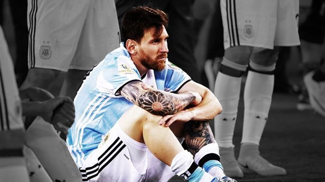 Hình ảnh Lionel Messi khóc trong trận chung kết Copa America 2016 khiến người hâm mộ thấy xót xa cho anh.