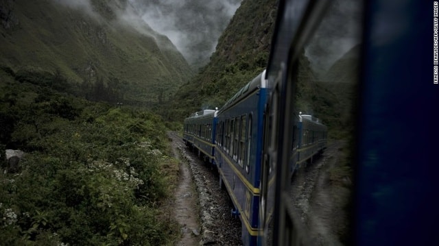 Cusco là điểm khởi đầu cho chuyến hành hương đến Machu Picchu, thành phố từ thế kỷ 15 nằm ở độ cao 2438m so với mực nước biển. Du khách thường đi tàu để ngắm thiên nhiên hùng vĩ và đến những nơi khảo cổ độc đáo.