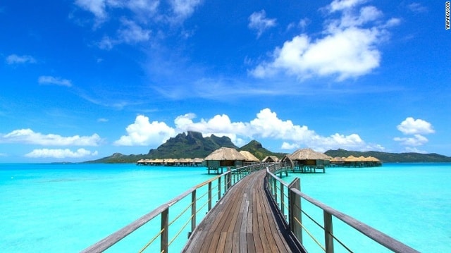 Hòn đảo nhỏ Bora Bora thuộc vùng Polynesia, Pháp là một nơi tuyệt đẹp với những cánh rừng xanh mát và bãi biển đẹp như tranh vẽ. Bạn sẽ được thưởng thức những khu nghỉ mát ngay trên mặt nước, như khu Resort Bốn mùa trong ảnh.