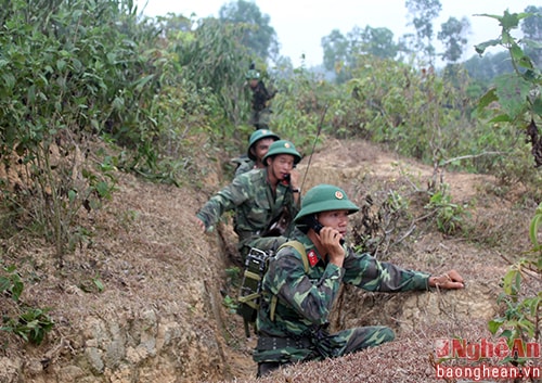 Lực lượng thông tin Tiểu đoàn 18 đang bảo đảm thông tin liên lạc cho diễn tập thực binh.