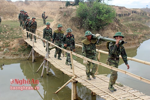 các pháo thủ súng máy SPG9 Tiểu đoàn pháo binh 15 đang đưa vũ khí vào tiêu diệt mục tiêu.