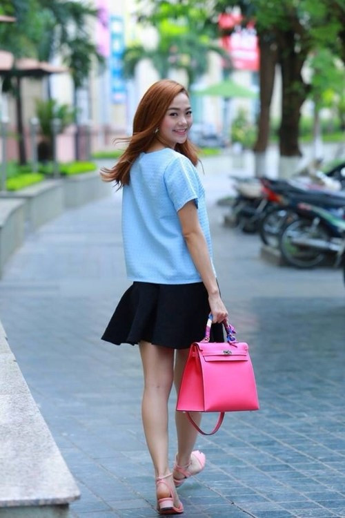 Hình ảnh Minh Hằng trẻ trung xuống phố với màu xanh tươi mát và túi hồng sành điệu.