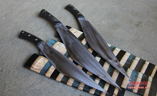 Những chiếc dao của người Mông có mũi nhọn như 1 thanh kiếm có nguồn gốc lịch sử sâu xa từ cuộc đấu tranh sinh tồn của họ.