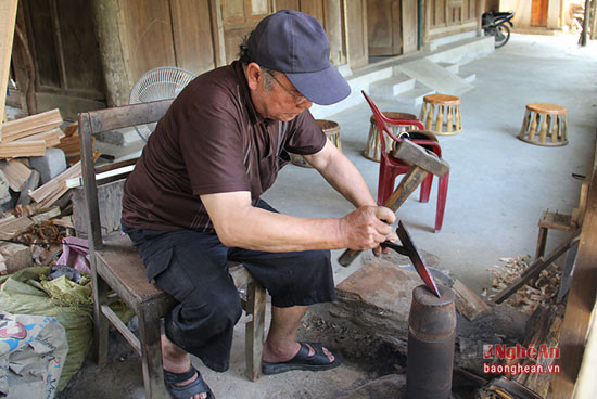 Để rèn được 1 chiếc dao Mông, những người thợ của bản làng phải thực sự nhập thân vào sản phẩm với tay nghề khéo léo.
