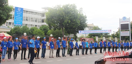 Ngay từ sáng sớm, các thanh niên, sinh viên tình nguyện đã tham gia phân luồng giao thông, đảm bảo trật tự an toàn giao thông trước các điểm thi. 