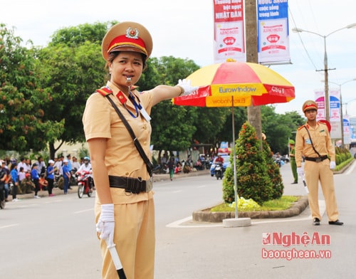 Lực lượng cảnh sát giao thông tham gia điều tiết, phân luồng, đảm bảo trật tự. 