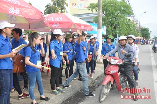 Các sinh viên tình nguyện túc trực tại bến xe Vinh để hướng dẫn, hỗ trợ cho thí sinh và người nhà.  