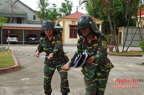 Tại tình huống giả định, nhóm khủng bố có mang theo một số lượng thuốc nổ. Sau khi trấn áp đối tượng, 