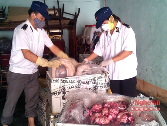 Cán bộ Trạm thú y Diễn châu kiểm tra số sản phẩm động vật do Trạm kiểm soát giao thông Diễn Châu bàn giao