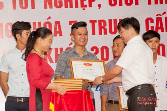 Trao giải cho các thí sinh đạt giải tại Hội thi sáng tạo khoa học kỹ thuật