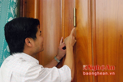 Thầy Tài chỉ vị trí nơi hoa ưu đàm nở