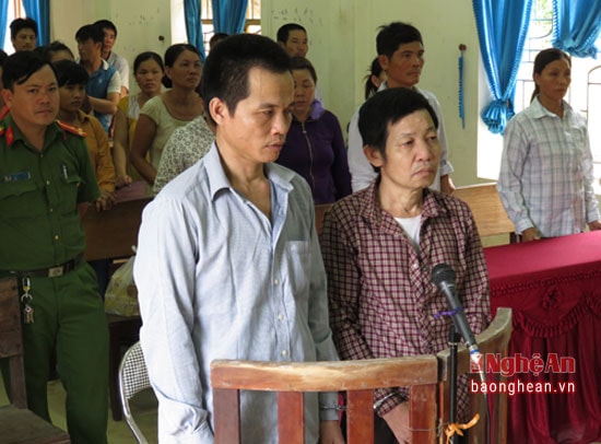 Hai đối tượng Hoàng Văn Thuận và Lim Văn Quỳ  trước vành móng ngựa.