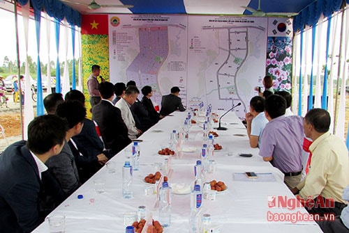 Các nhà đầu tư Hàn Quốc nghe giới thiệu về KCN Nghĩa Đàn.