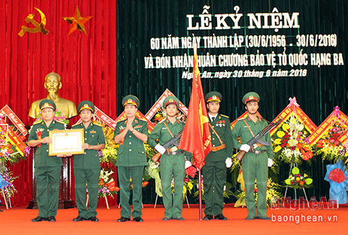 Ban giám đốc Xưởng 467 đón nhận Huân chương Bảo vệ Tổ quốc hạng Ba.