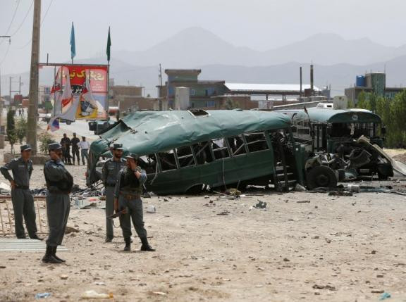 Lực lượng an ninh Afghanistan bên cạnh chiếc xe buýt vừa bị đánh bom. Ảnh: Reuters.
