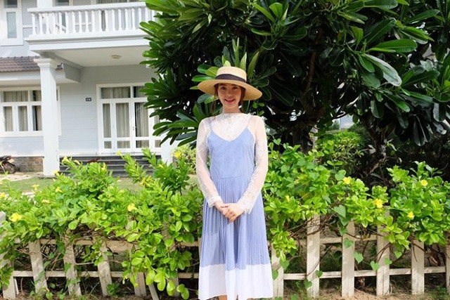 Hình ảnh mới nhất của Minh Hằng với kiểu váy pha ren lãng mạn và điểm nhấn là tông xanh giúp mang lại cảm giác mát mẻ cho người mặc.
