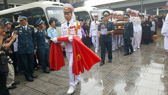 11h15, kết thúc lễ truy điệu, di hài của các liệt sĩ được đưa ra xe tang trong niềm tiếc thương vô hạn của đồng đội và gia đình. 
