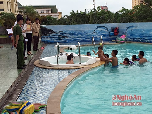 Đoàn kiểm tra liên ngành thành phố kiểm tra hoạt động tại bể bơi khách sạn Mường Thanh Sông Lam.