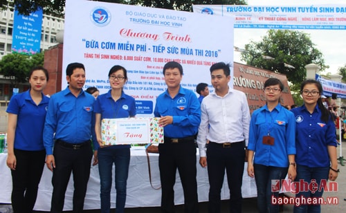 Thường trực Tỉnh đoàn Nghệ An và đại diện Công ty cổ phần Thương mại và giải pháp môi trường Việt - đơn vị tài trợ trao quà và nước uống cho đội thanh niên tình nguyện tiếp sức mùa thi trường đại học Vinh. 