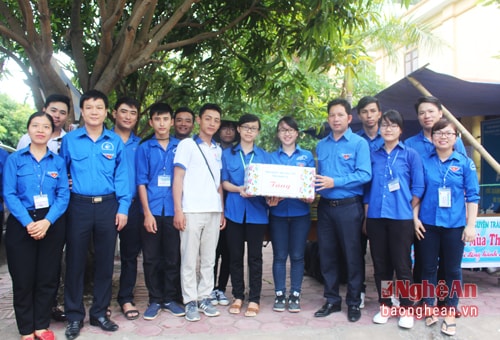 Trao quà cho đội thanh niên tình nguyện tại điểm thi trường THCS Đặng Thai Mai - TP.Vinh