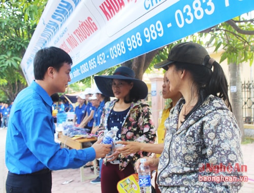 Đồng chí Phạm Tuấn Vinh - Phó Bí thư Thường trực Tỉnh đoàn Nghệ An thăm hỏi các phụ huynh, người nhà thí sinh. 