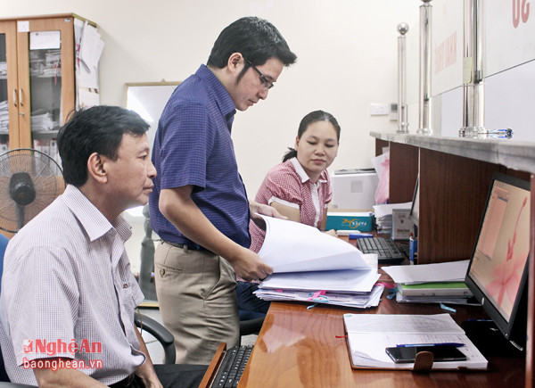Cán bộ  Chi cục Thuế thành phố Vinh trao đổi  nghiệp vụ.