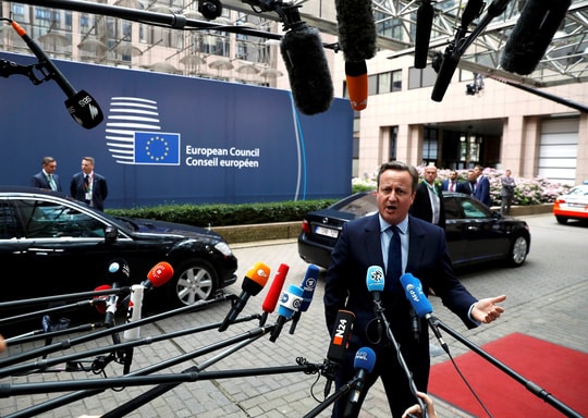 Ông Cameron trả lời báo giới khi tới dự Hội nghị thượng đỉnh EU tại Brussels. Ảnh: Reuters
