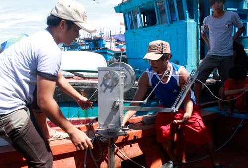 Ngư dân Bình Định đang sử dụng thiết bị câu cá ngừ đại dương từ Nhật Bản. Ảnh: Danviet