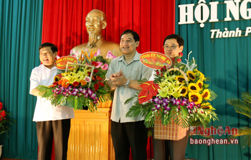 Đồng chí Nguyễn Đắc Vinh chúc mừng đồng chí Nguyễn Xuân Sơn - Phó Bí thư tỉnh ủy được bầu giữ chức Chủ tịch HĐND tỉnh nhiệm kỳ 2016 - 2020, đồng chí Nguyễn Xuân Đường tái đắc cử Chủ tịch UBND.