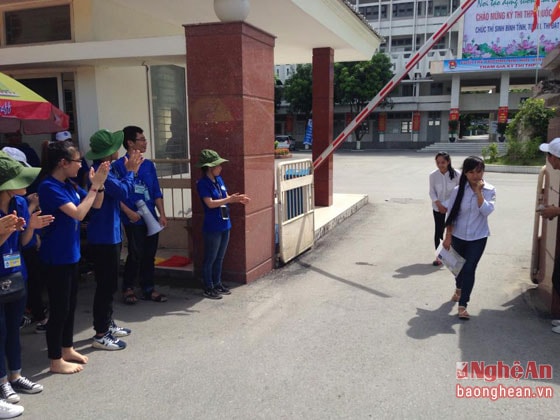 Hai thí sinh đầu tiên bước ra khỏi điểm thi trường Đại học Vinh