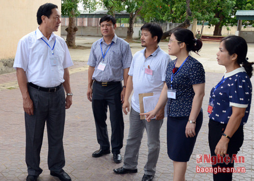 Ban chỉ đạo thi nắm tình hình ở Hội đồng thi Trường THPT Nguyễn Xuân Ôn.