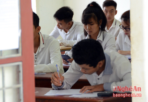 Tất cả các học sinh dự thi đều tập trung, nghiêm túc thực hiện tốt các quy chế phòng thi.