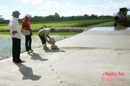 ông Hà Văn Tôn đang tích cực chỉ đạo bà con giáo dân trong xóm ra quân hoàn thành tuyến đường vành đai.