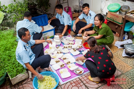 Ngoài trường ĐH Vinh, nhiều tổ chức tình nguyện khác trên địa bàn thành phố cũng nhộn nhịp hoạt động cơm miễn phí tiếp sức cho sĩ tử. Trong ảnh, các cán bộ, nhân viên của 