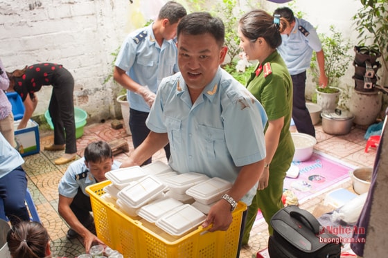 9h 30 sáng, các thùng cơm hộp được vận chuyển ra điểm phát cơm tại trường THPT Huỳnh Thúc Kháng.