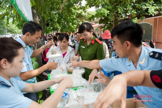 Tầm trưa, chương trình phát cơm, nước miễn phí trở nên nhộn nhịp. 