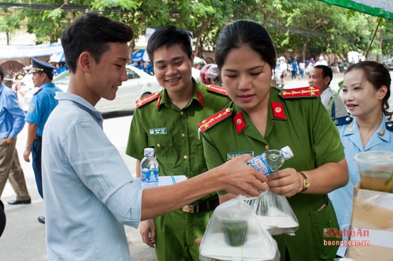 Rất đông các sĩ tử và người nhà hưởng ứng chương trình ý nghĩa này.