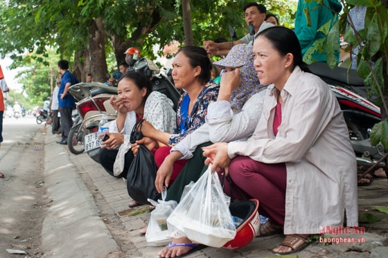 Vì không thuận tiện về địa điểm nên tại các điểm phát cơm không bố trí được chỗ nghỉ chân, ăn uống cho sĩ tử và người nhà. Sau khi nhận cơm từ tình nguyện viên, sĩ tử cùng người nhà sẽ về các nhà trọ để ăn uống, nghỉ ngơi, sẵn sàng cho buổi thi thứ 2 vào chiều nay.